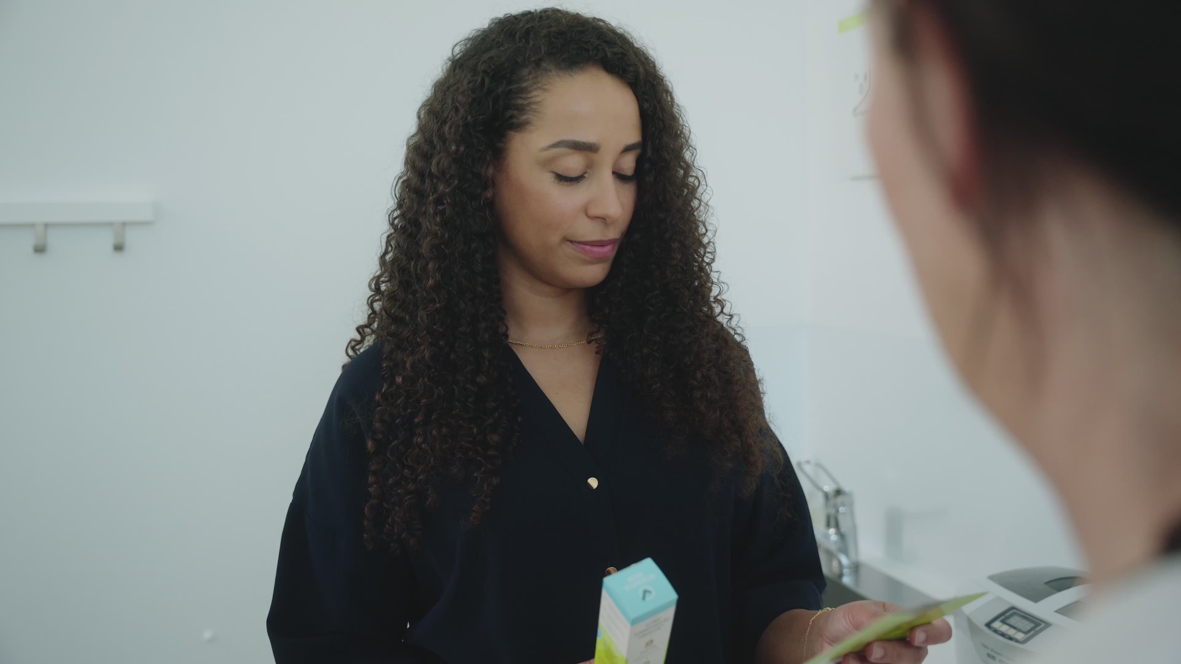 Charger la vidéo : Patient getting instructions on how to use FunghiClear to fight toenail fungus. She gets these instructions from a foot care professional. 